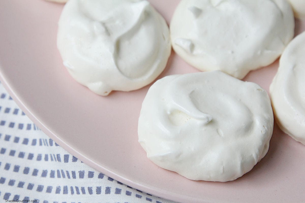 Meringue Cookies Meringue Cookies on plate