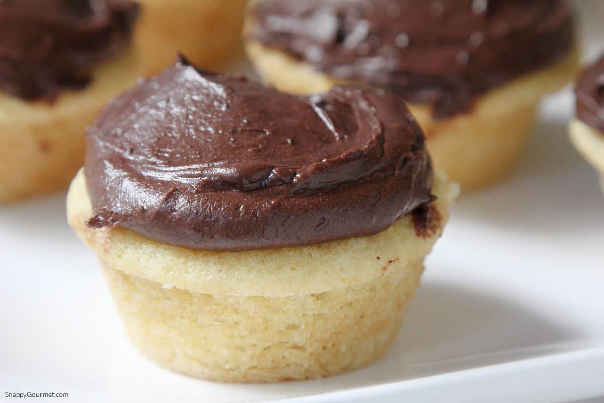 Vanilla Cupcakes Vanilla Cupcake on cake stand